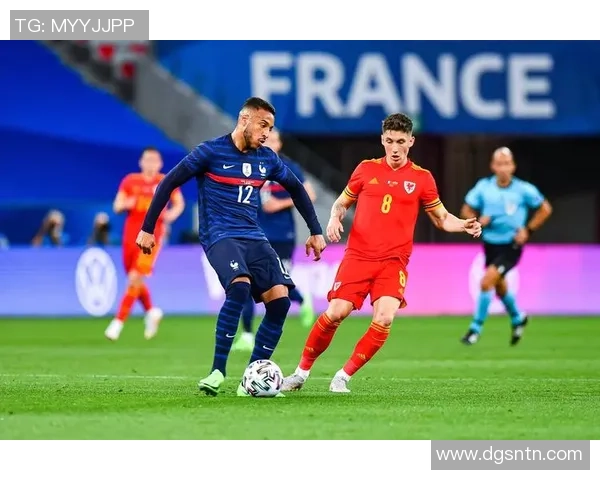 姆巴佩点射挽尊，进球被判手球：法国巨星的争议瞬间与绿茵场上的不解之谜